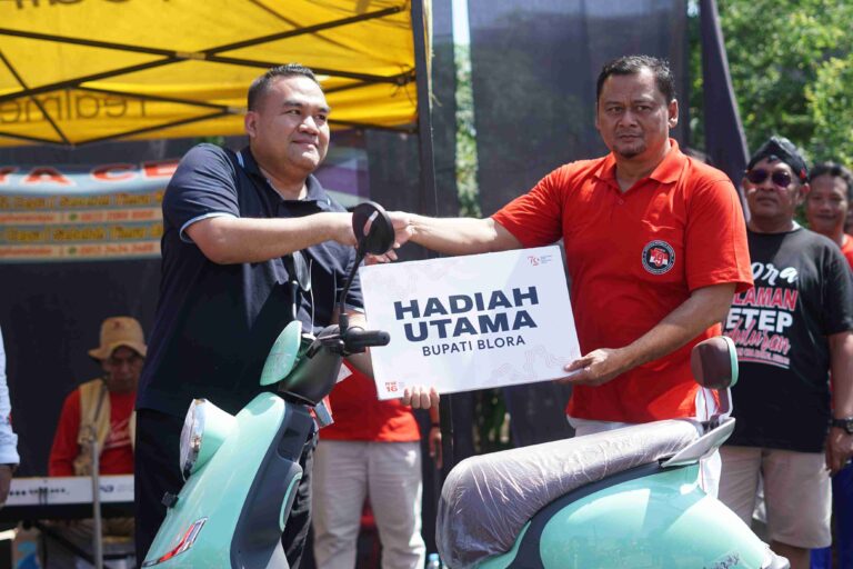 Bupati Blora Berikan Sepeda Motor Listrik, Jalan Sehat di Perumahan Balun Graha Cepu Banjir Hadiah
