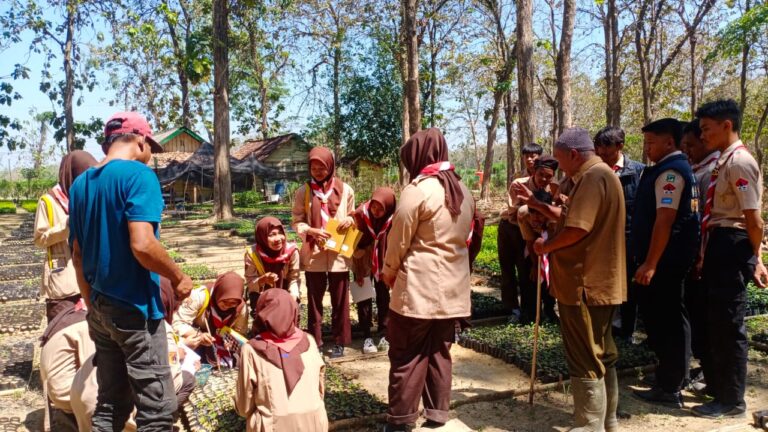 Perhutani Randublatung Gelar Pelatihan Persamaian bagi Pramuka Saka Wanabakti