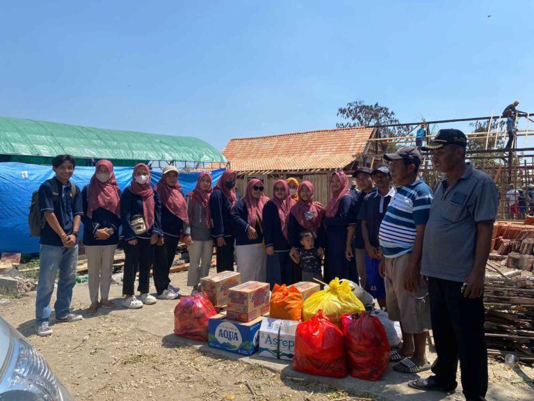 Panwascam Kecamatan Randublatung Berikan Bantuan Sosial kepada Korban Kebakaran di Desa Jeruk