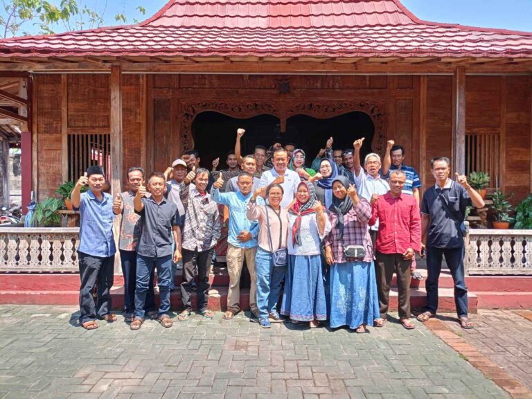 Ratusan Relawan Berbondong-bondong Sillaturami ke Mbah Abu Nafi di Markas Kemenangan ÀBDI RAKYAT