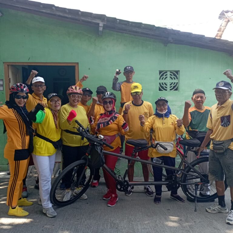 Di Usia 73 Tahun, Soemardjan Rayakan Ulang Tahun Pernikahan dengan Naik Sepeda Pancal