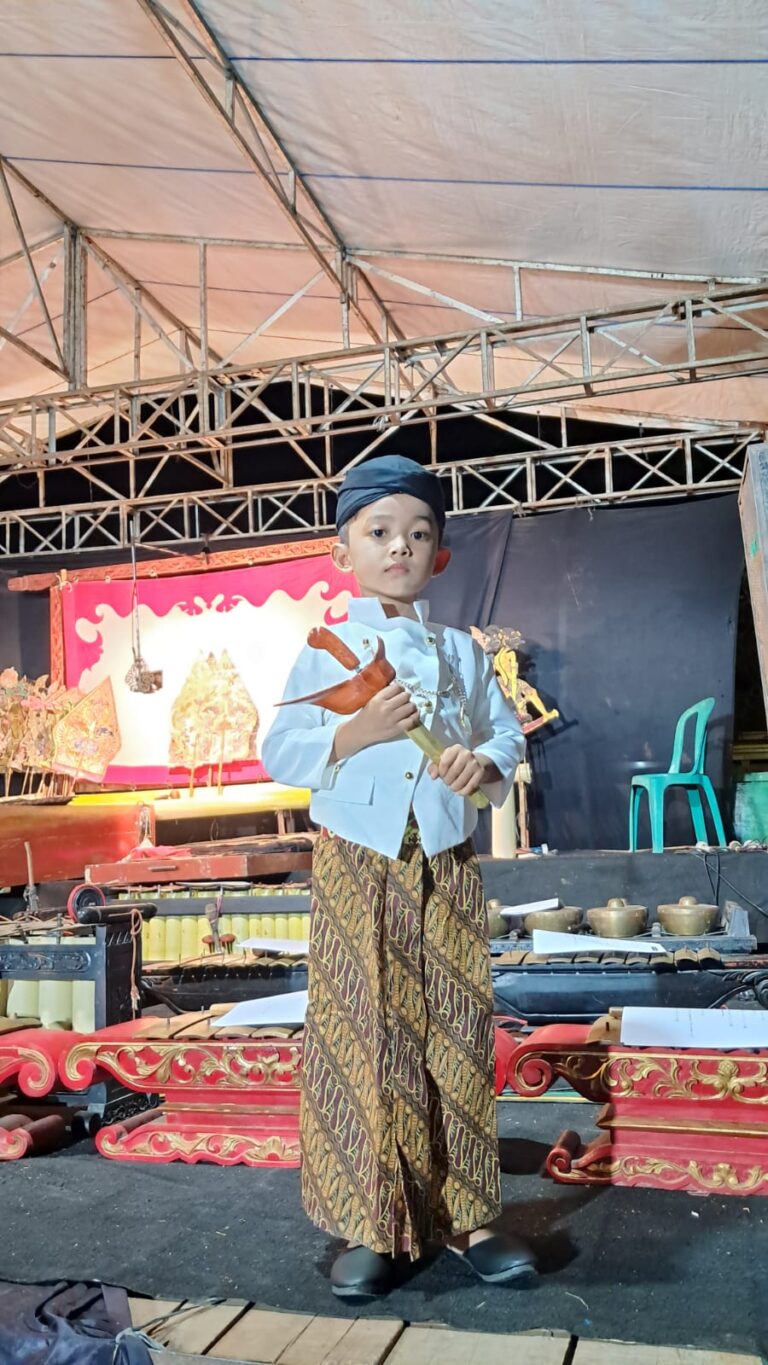 Tampil di Balai Desa Ngalapan, Dalang Cilik Geza Haidar Abimanyu Bawakan Lakon “Perang Gagal”