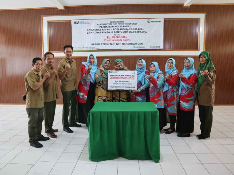 Perum Perhutani KPH Randublatung Beri Bantuan TJSL Kepada Dua TK Tunas Rimba