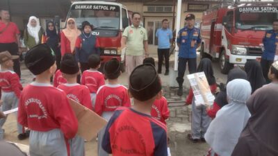 Murid SDN Sambongwangan 1 Kunjungi Dinas Damkar di Randublatung