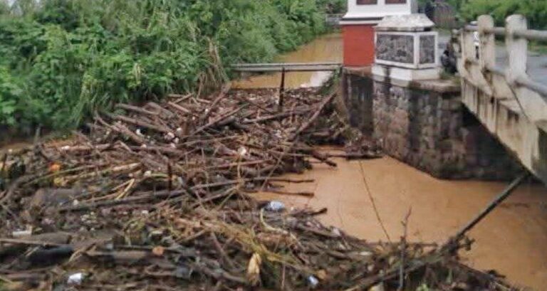 Pati Diguyur Hujan, Banyak Sungai Meluap Membawa Sampah Kayu