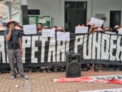 Lakukan Perlawanan, Petani Pundenrejo Gelar Aksi Teatrikal di Halaman Kantor BPN Pati