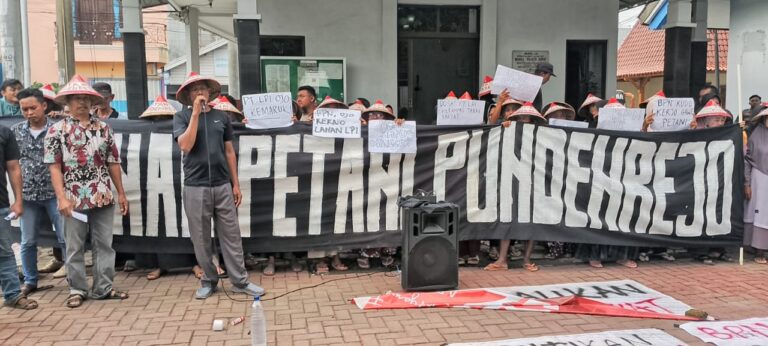 Lakukan Perlawanan, Petani Pundenrejo Gelar Aksi Teatrikal di Halaman Kantor BPN Pati