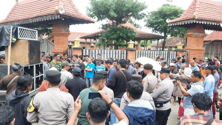 Kades Tidak Transparan dan Diduga KKN, Warga Mengamuk Gruduk Balai Desa Dengkek