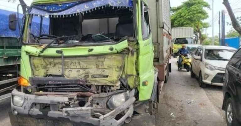 Truk Tronton Tabrak Fuso di Pantura Pati, Lalu Lintas Tersendat Hingga 1 Km