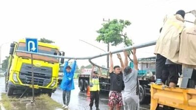 Diduga Sopir Ngantuk, Truk Tronton Tabrak Pembatas Jalan di Jalur Lingkar Selatan Pati