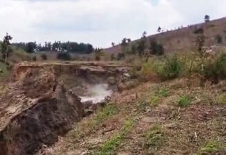 Flowing, Sumur Tua di Kedinding-Kedungtuban Semburkan Minyak Campur Air Setinggi 9 Meter
