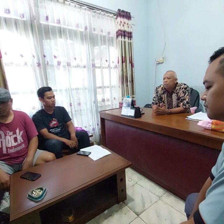 Kades Dengkek Picu Amarah Warga Saat Bahas Tiang Jaringan XL