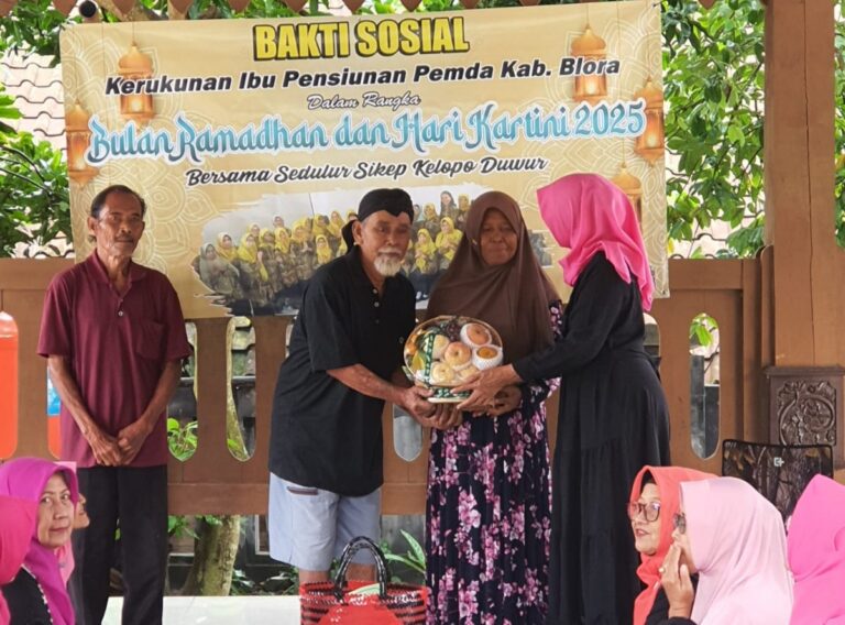 Gelar Baksos Ramadan, Ibu-ibu Pensiunan Anjangsana ke Kampung Sedulur Sikep di Karangpace