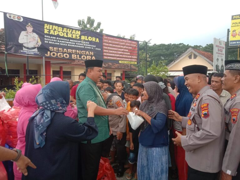 Ramadhan, Polsek Randublatung Berbagi Takjil dan Bansos untuk Abang Becak