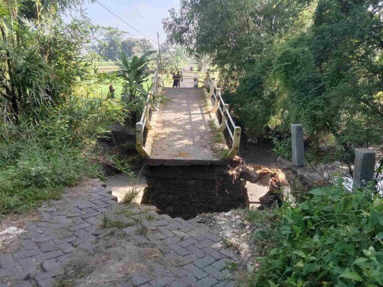 Diterjang Banjir, Jembatan Ngampel-Ngrawut di Desa Plosorejo Putus