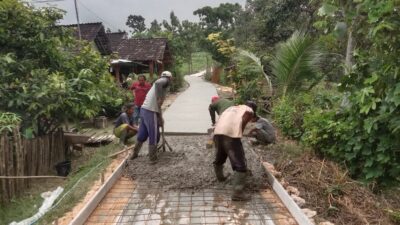 Berdayakan Masyarakat, Pemerintah Desa Gembyungan Bangun Infrastruktur Jalan Dusun Jomblang dengan Swakelola