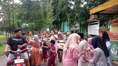 Guru dan Siswa SDN 2 Genjahan, Bagi-bagi Takjil di Depan Sekolah