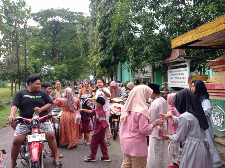 Guru dan Siswa SDN 2 Genjahan, Bagi-bagi Takjil di Depan Sekolah