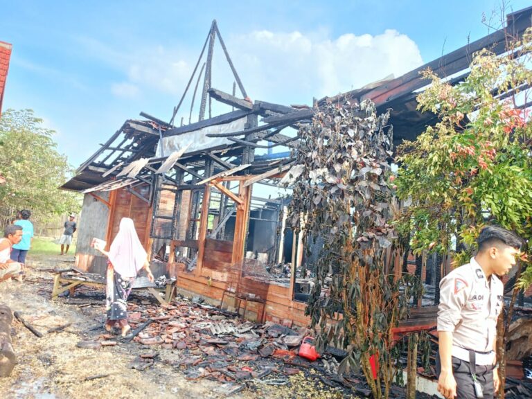 Diduga Korsleting Listrik, Satu Rumah Warga di Desa Bacem-Jepon Terbakar