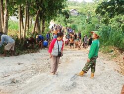 Warga Tiga Desa di Kecamatan Jepon Lakukan Gotong Royong Perbaiki Jalan Rusak