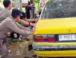 Satpol PP dan Dishub Pati Tertibkan Mobil Mangkrak yang Dijadikan Tempat Tinggal Gelandangan di Jalur Pantura Juwana