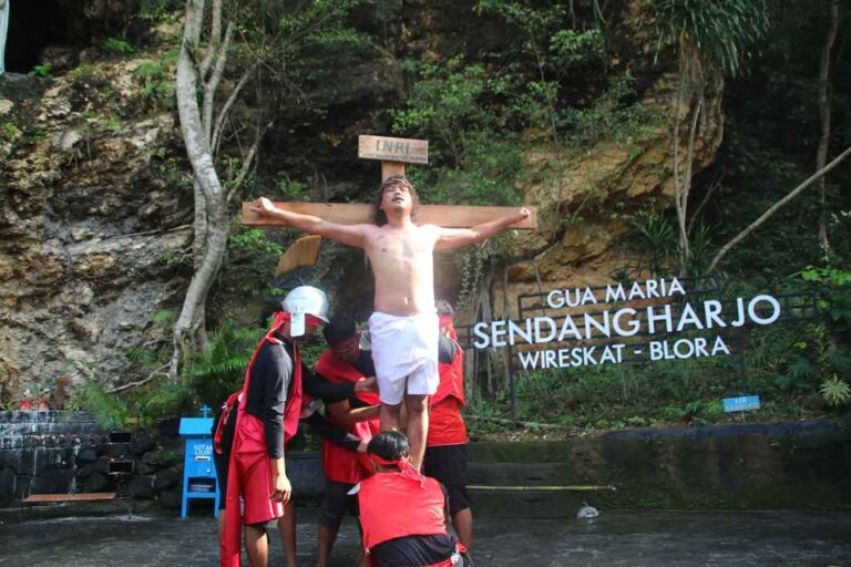 Visualisasi Jalan Salib Perkuat Iman Umat Katolik Blora
