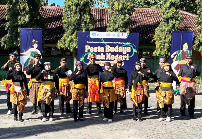 Peringati Hari Tari Sedunia, SMP Negeri 2 Menden Gelar Pesta Budaya Anak Negeri