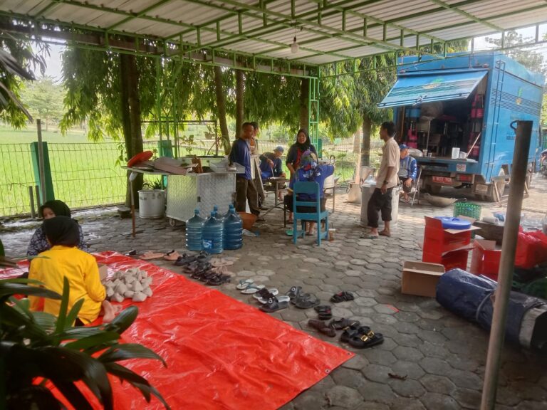 Akibat Dampak Banjir, Dinas Sosial P3A Blora Gelar Dapur Umum di Desa Mojorembun