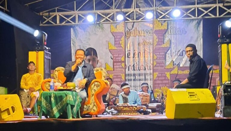 Kyai Fitroh Rohcahyanto Ceramahi Warga Wotbakah, Blora dengan Gaya Unik dan Penuh Guyonan