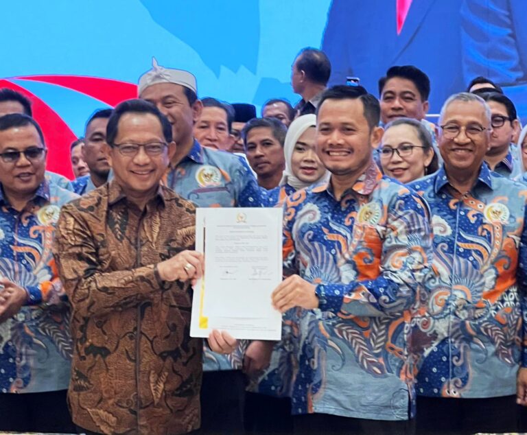 Mendagri Lantik Siswanto sebagai Ketua Umum DPN ADKASI 2025–2030, Dorong Percepatan Pembangunan Daerah