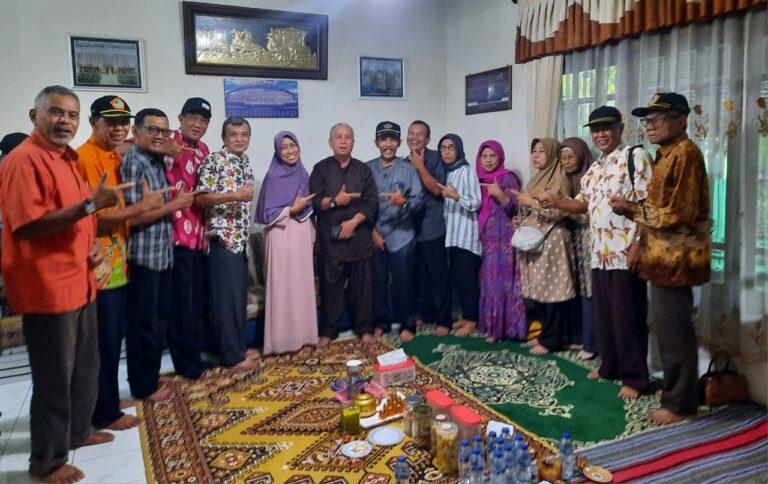 Silaturahmi Penuh Kebahagiaan, PWRI Blora Sambut Kepulangan dari Tanah Suci H. Bukit Effendi dan Istri