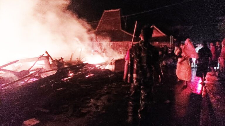 Korsleting Listrik Hanguskan Dua Rumah di Kajengan, Kerugian Capai Rp400 Juta