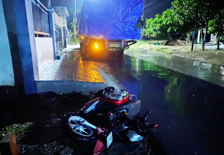 Pengendara Motor Tewas Tabrak Truk Parkir Sembarangan di Jalan Raya Seso Sayuran, Blora