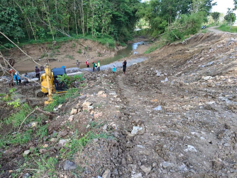 Penanganan Darurat Pasca Banjir, Dinas PUPR Blora Sigap Perbaiki Longsoran di Sumurboto
