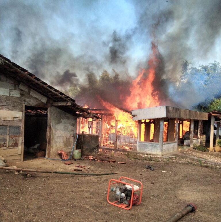 Kebakaran Hanguskan Tiga Rumah di Desa Kalangan, Tidak Ada Korban Jiwa–Kerugian Ditaksir Capai Rp 400 Juta