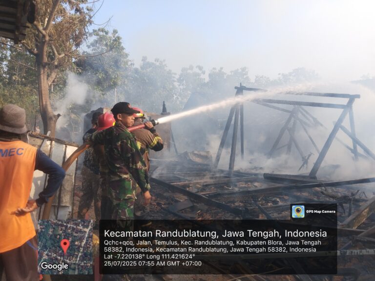 Ditinggal Ngarit, Rumah Sugirah Ludes Terbakar – Dua Ekor Sapi dan Perabotan Ikut Hangus