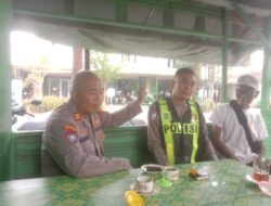 Rencanakan Jalannya Pawai, Kapolsek Randublatung Ngopi di Warung Pojok