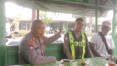Rencanakan Jalannya Pawai, Kapolsek Randublatung Ngopi di Warung Pojok
