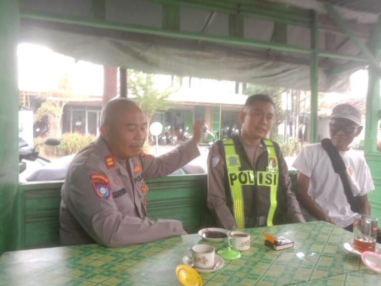 Rencanakan Jalannya Pawai, Kapolsek Randublatung Ngopi di Warung Pojok
