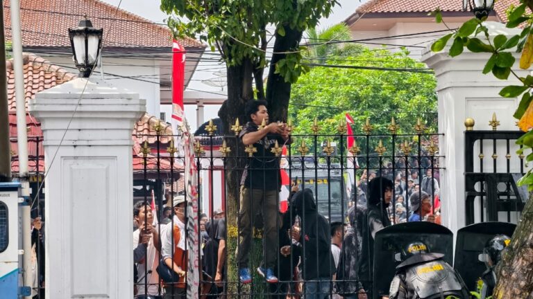 Ekskalasi Demo di Pati Mulai Meningkat, Peserta Melempari Petugas