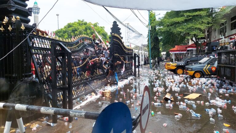 Kerusuhan Demo di Pati: Polisi Amankan 11 Orang, Puluhan Luka-luka