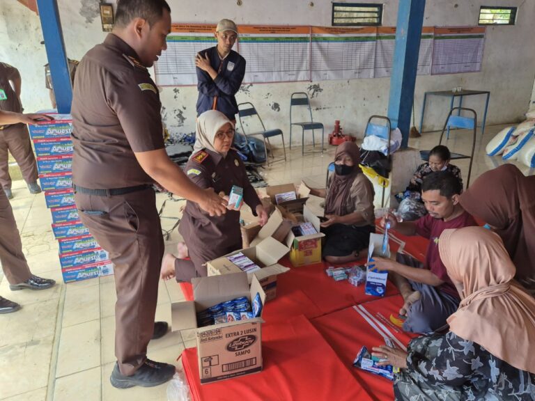 Kejari Blora Salurkan Bantuan untuk Warga Terdampak Kebakaran Sumur Minyak di Desa Gandu