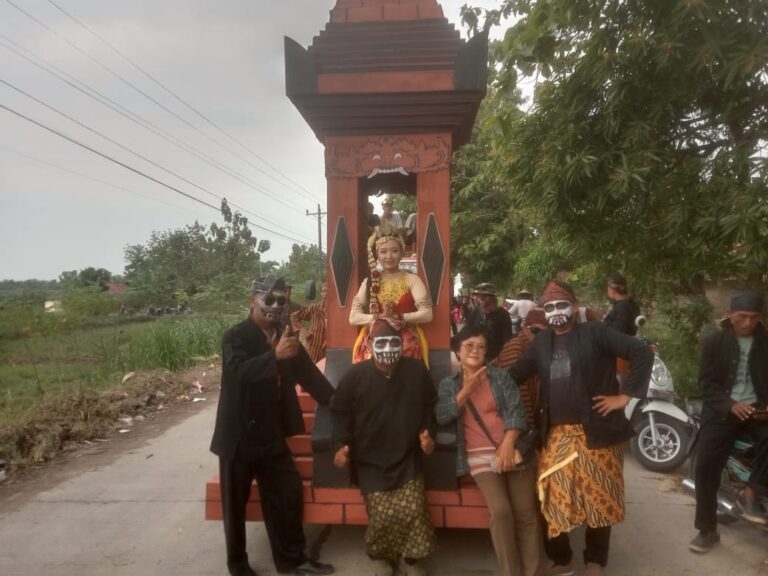 Desa Jeruk Randublatung Hidupkan Semangat dengan Pawai Budaya