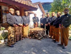 Hajad Dalem Keraton Surakarta Hadiningrat Adangan Sepisanan Ambil Kayu Khusus dari Hutan Randublatung