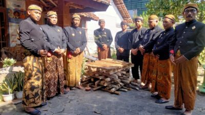 Hajad Dalem Keraton Surakarta Hadiningrat Adangan Sepisanan Ambil Kayu Khusus dari Hutan Randublatung