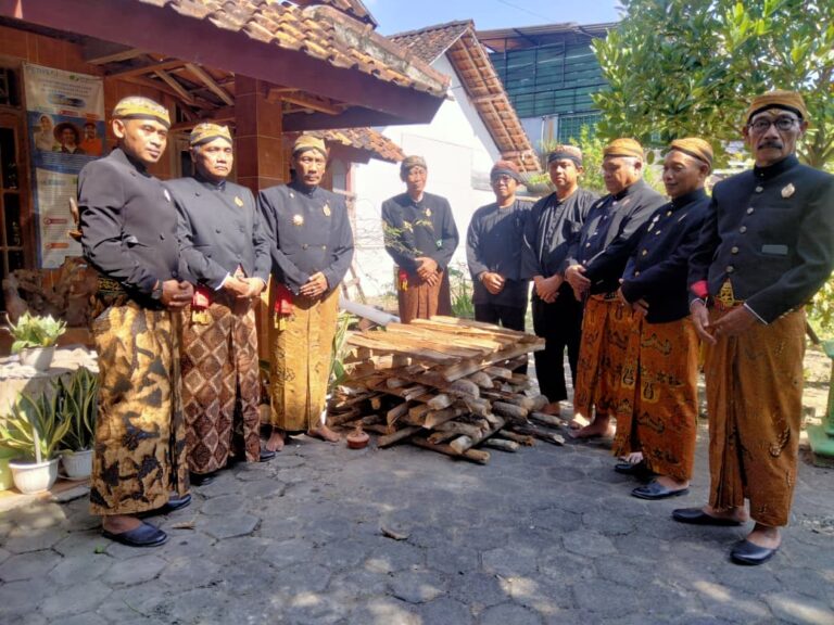 Hajad Dalem Keraton Surakarta Hadiningrat Adangan Sepisanan Ambil Kayu Khusus dari Hutan Randublatung