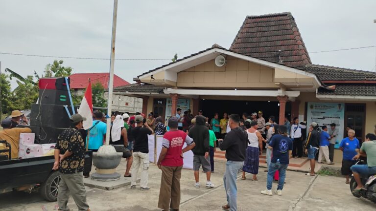 Warga Desa Asempapan Menduduki Balai Desa, Tuntut Kepala Desa Mundur