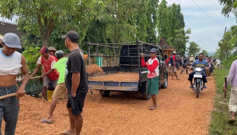 Warga Kalitengah Geruduk Jalan Rusak, Bongkar Janji Politik Bupati Blora 2020