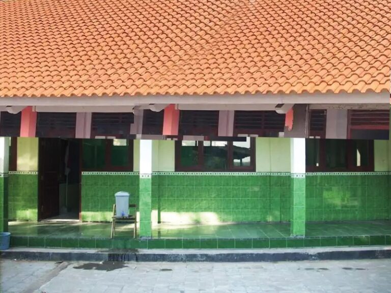 Bangun Sekolah Lebih Baik, Warga Turun Tangan di SDN 1 Sarimulyo