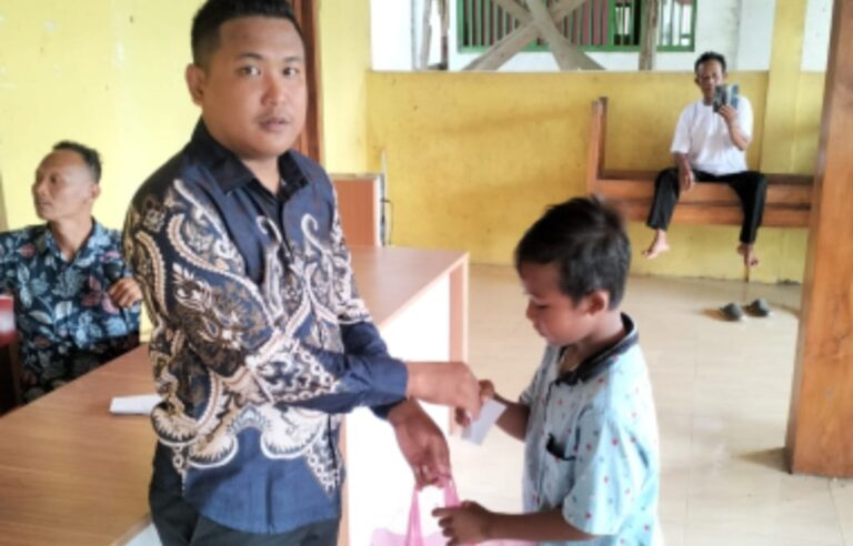 EP Megenen Putra Sigit Bersama TMP Crew Santuni Anak Yatim dan Lansia di Desa Ngiyono